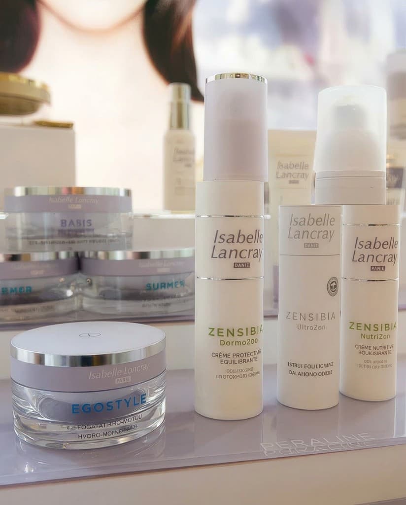 Produktregal und Pflegeprodukte