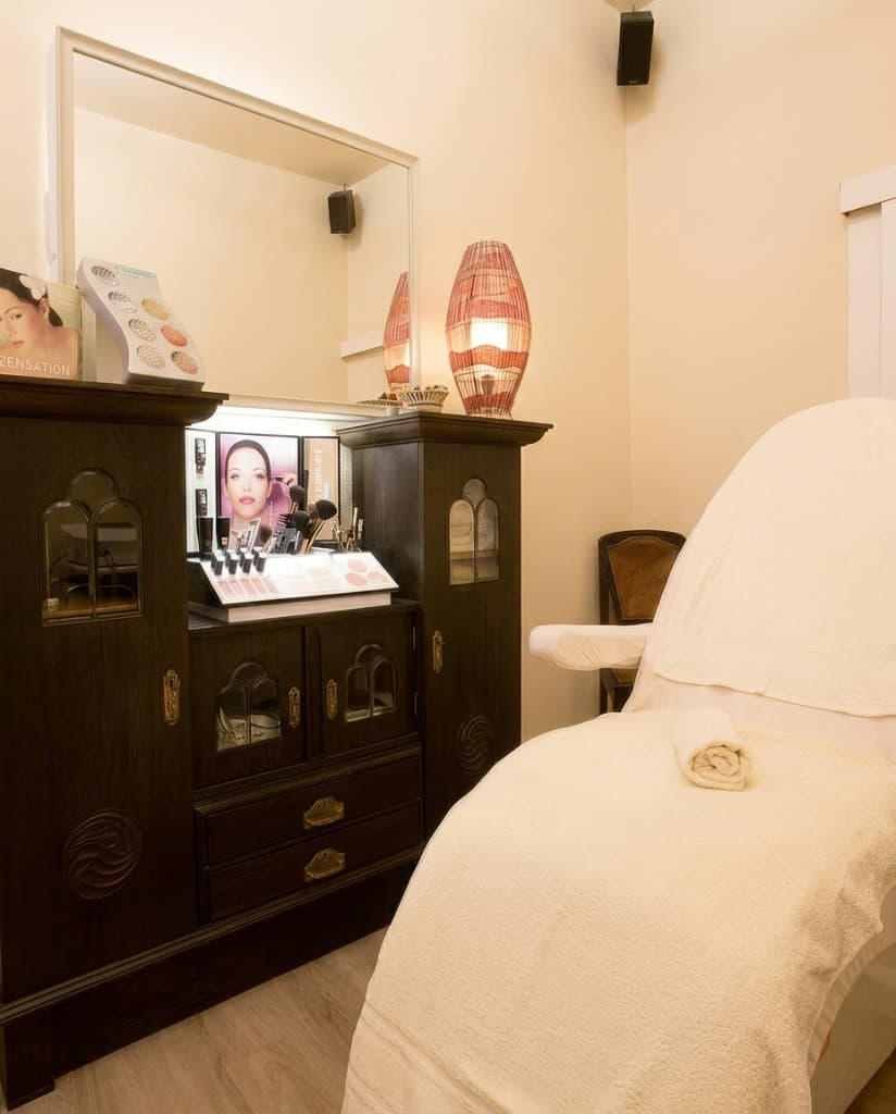 Behandlungsliege im Studio